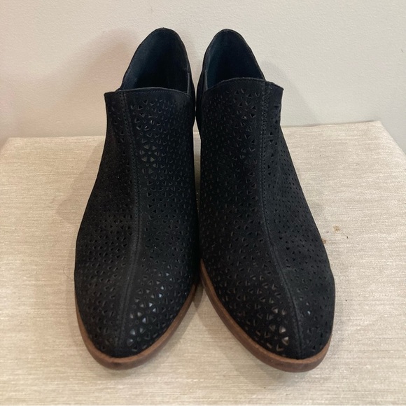 VINCE CAMUTO Sz 9.5 Derindia  Ankle Booties Laser Cut Design Western Style - Picture 2 of 12